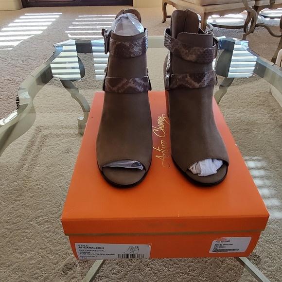 NEW BOOTIES - Picture 6 of 9